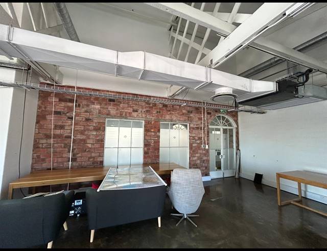 164M² BUILDING TO LET IN WOODSTOCK